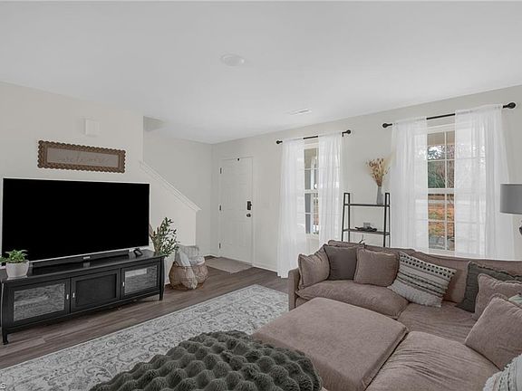 3rd image of 143 Hunt Rd