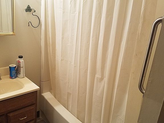 4th image of 806 Clover Ave