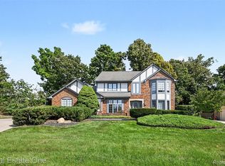 39052 Plumbrook Dr, Farmington Hills, MI 48331