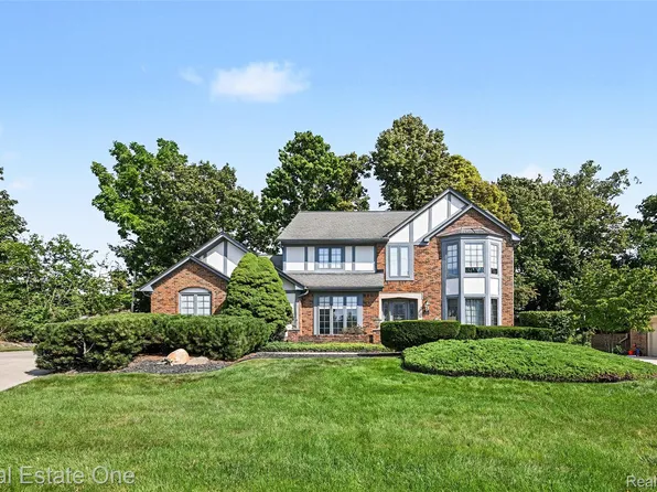 39052 Plumbrook Dr, Farmington Hills, MI 48331