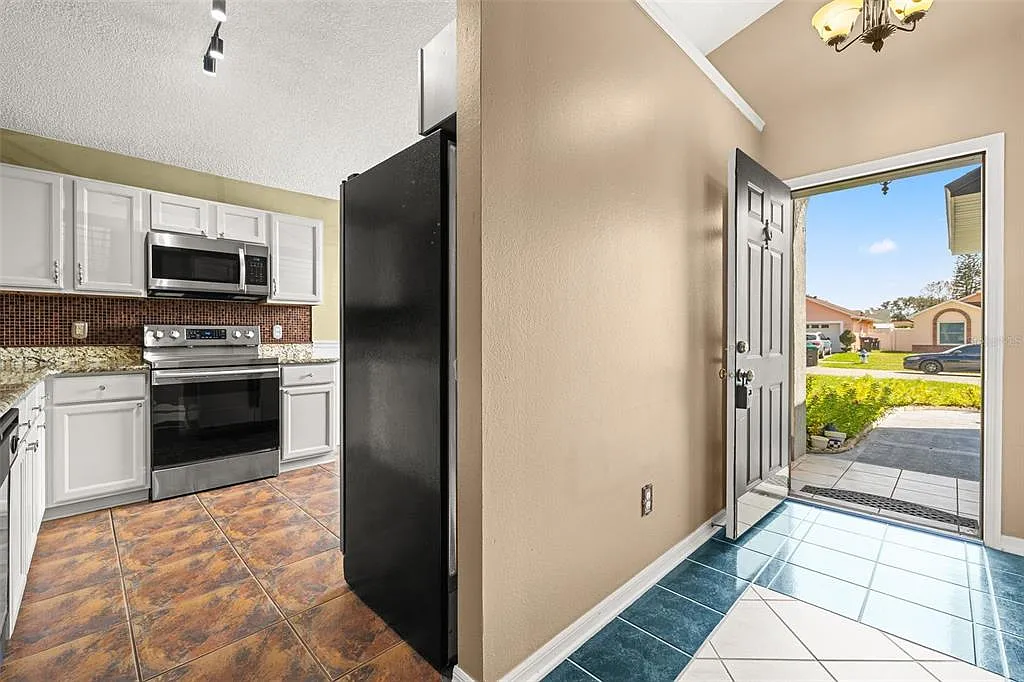 3 bed, 2.0 bath, 1314 sqft, $2,200 — Photo 2
