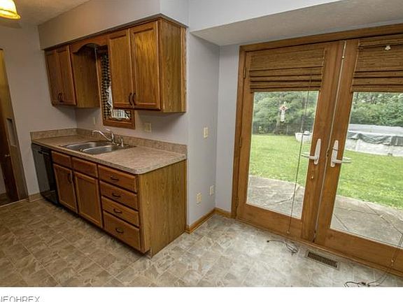 5th image of 361 Windsor Dr