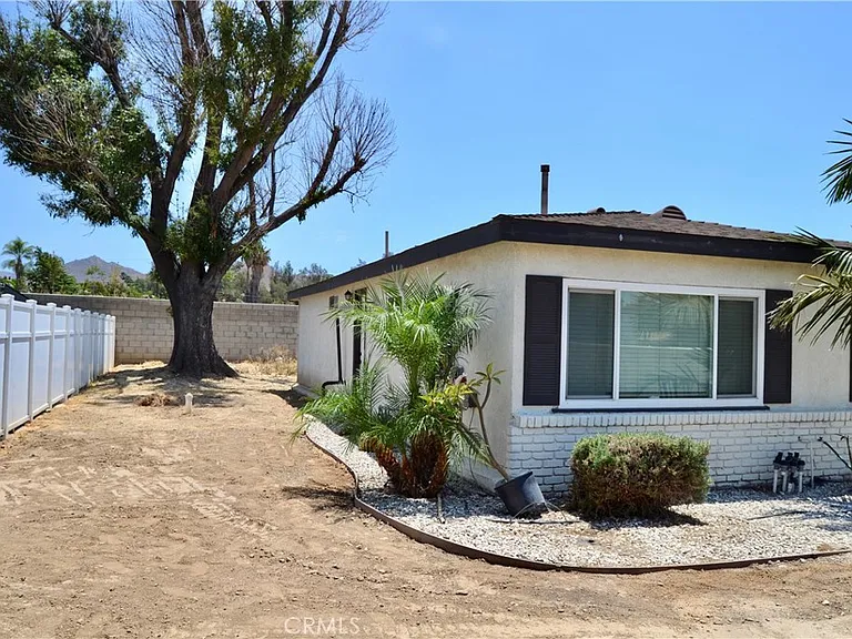 894 N Orange St — Photo 6