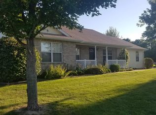 2410 White Oaks Dr, Taylorville, IL 62568
