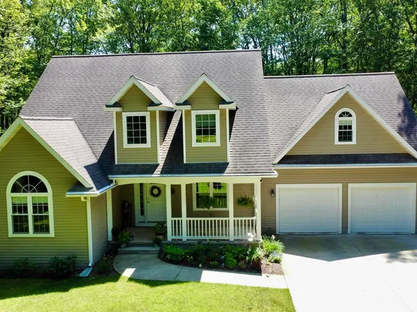 119 Mallard Ln, Gladstone, MI 49837