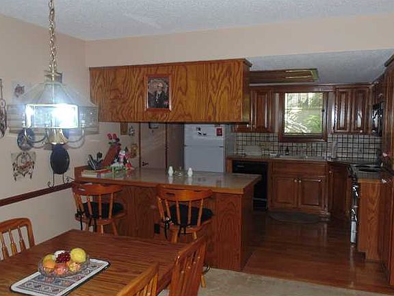 3rd image of 9 Weston Ln