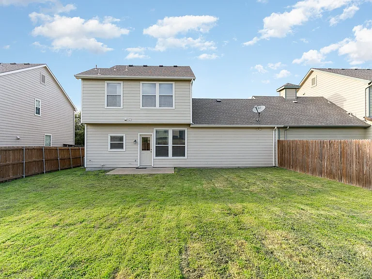 815 Carlton Rd — Photo 2