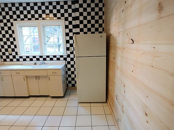 3rd image of 707 N 2nd St APT 2