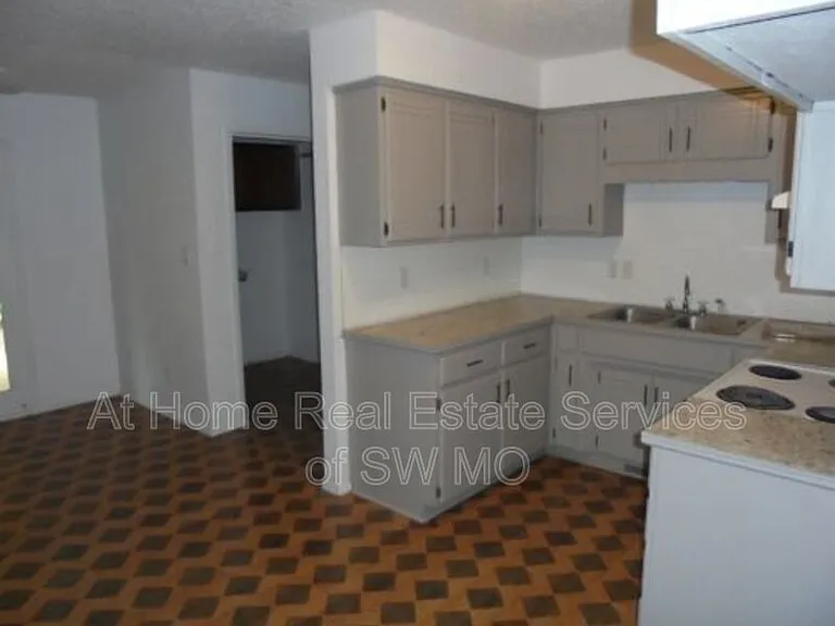 3410 W Maple Dr — Photo 2
