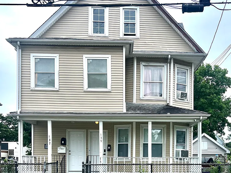 137 Hollister Ave — Photo 1