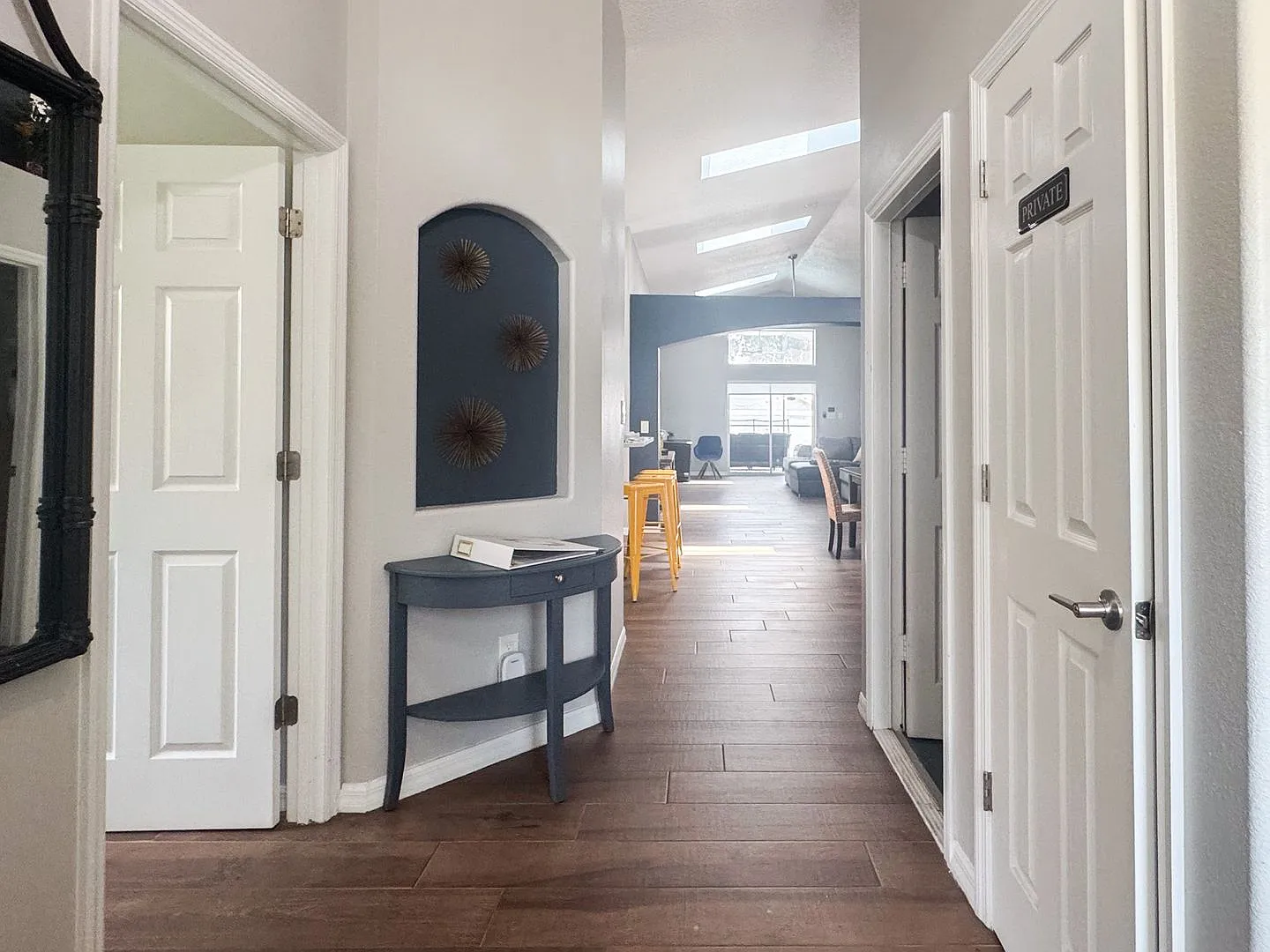 Beautifully updated and modern 5 bedroom 4 bathroom pool home located in the Orange Tree — Photo 4
