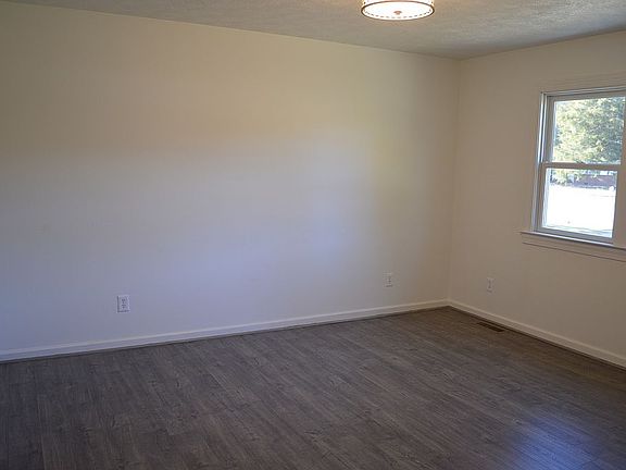 5th image of 15458 Delaware Dr