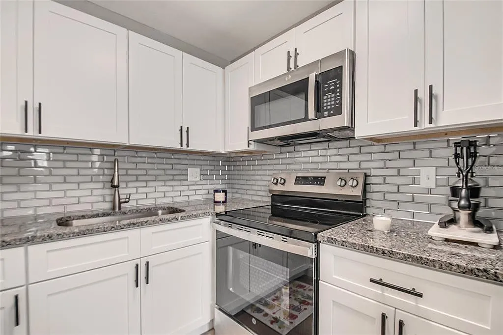 3 bed, 1.0 bath, 858 sqft, $1,800 — Photo 1