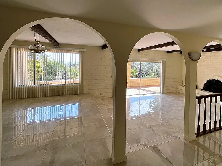 Dinning/living rooms with sliding doors to rear patio.