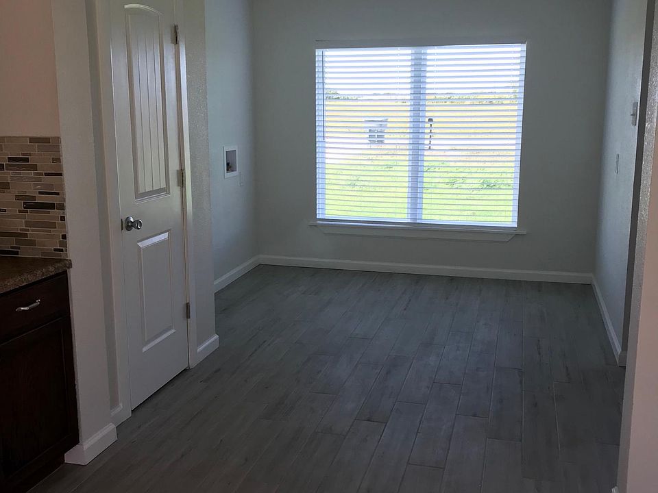 2nd image of 402 Ayres Rd
