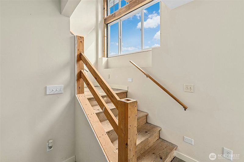 4th image of 3438 10th Avenue W