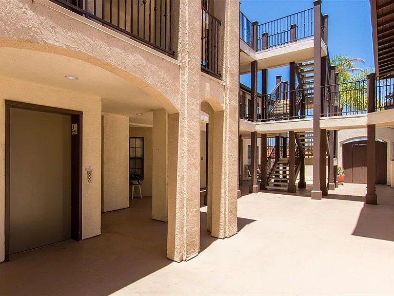2828 Famosa Blvd — Photo 20