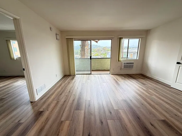 11033 Moorpark St #212 — Photo 10