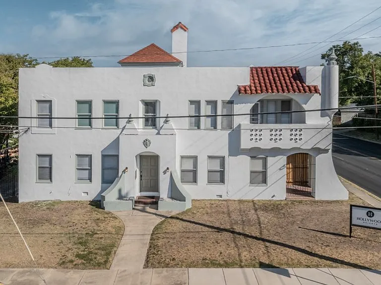 403 W Hollywood Ave — Photo 1
