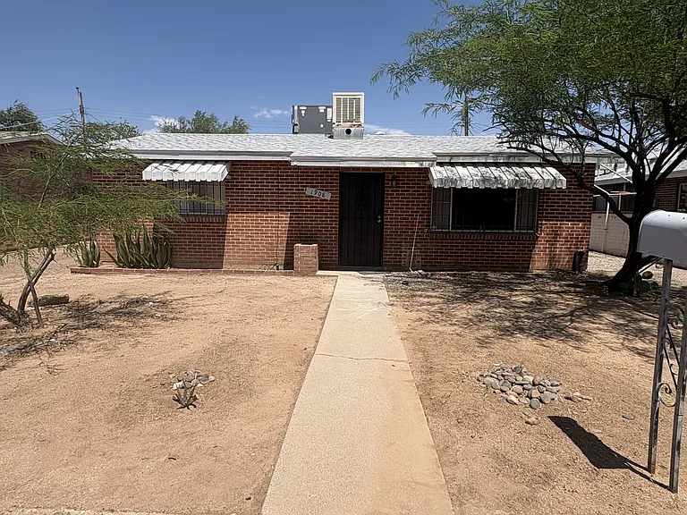 1908 N Tucker Dr — Photo 2