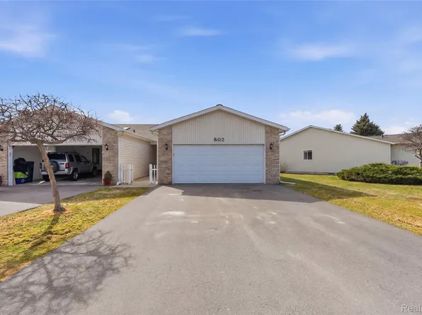 802 Crystal Ln, Marysville, MI 48040