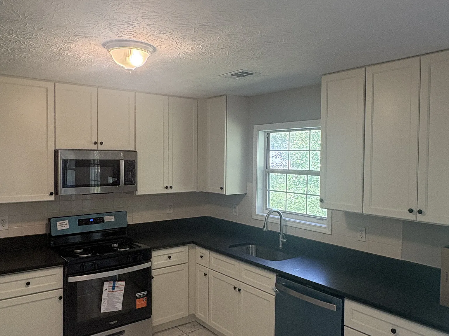 3 bed, 1216 sqft, $1,550 — Photo 2