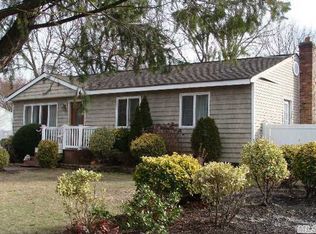 242 Spur Dr S, Bay Shore, NY 11706