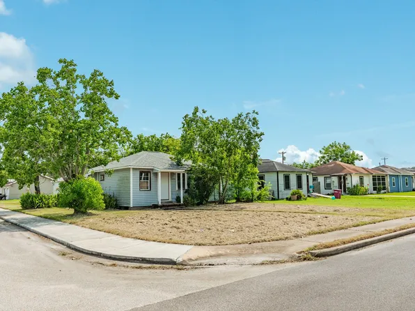 1130 W 8th St, Freeport, TX 77541