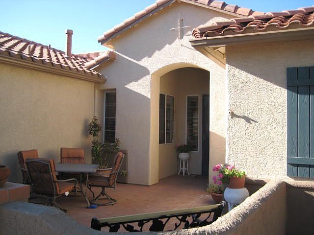 A grand entrance through the courtyard