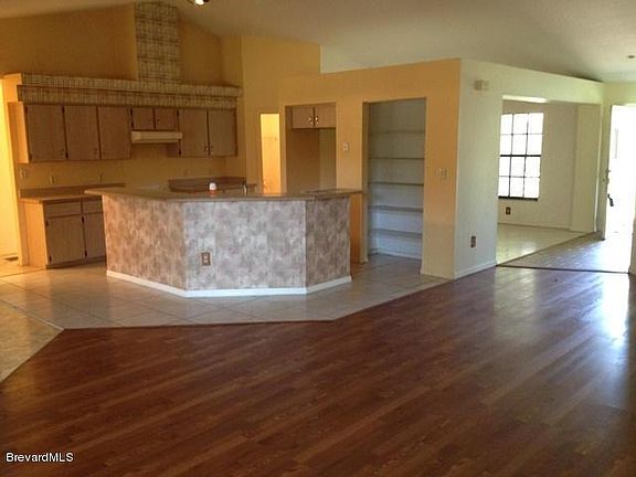 3rd image of 4740 Pine St