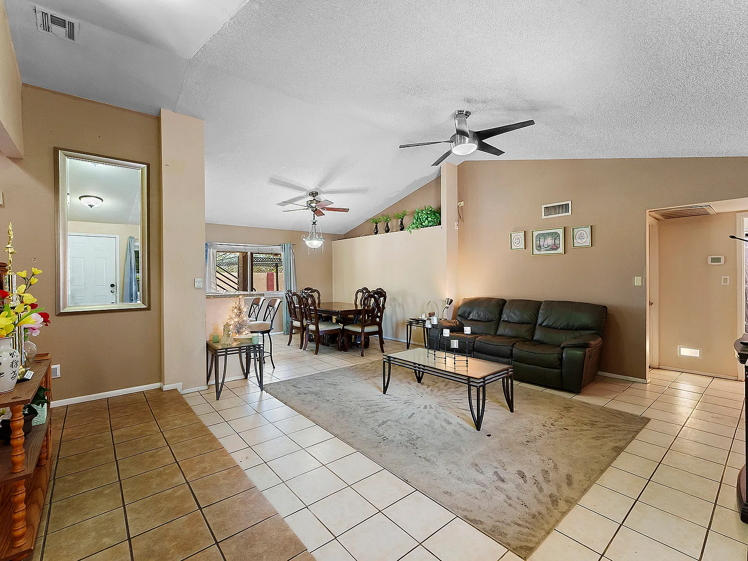 6 bed, 2116 sqft, $675 — Photo 3