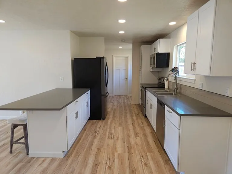 3994 Crestview Dr S — Photo 2