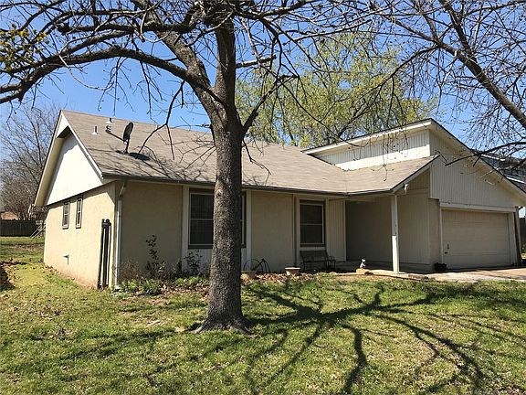 2nd image of 626 S Fir Ct W