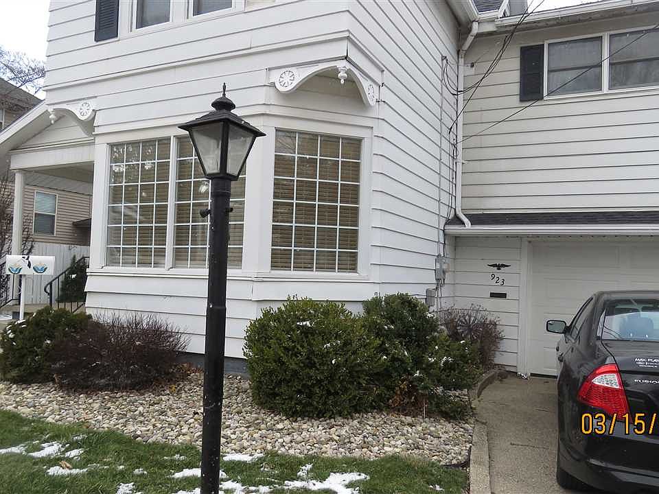 1st image of 923 Lake Park Dr