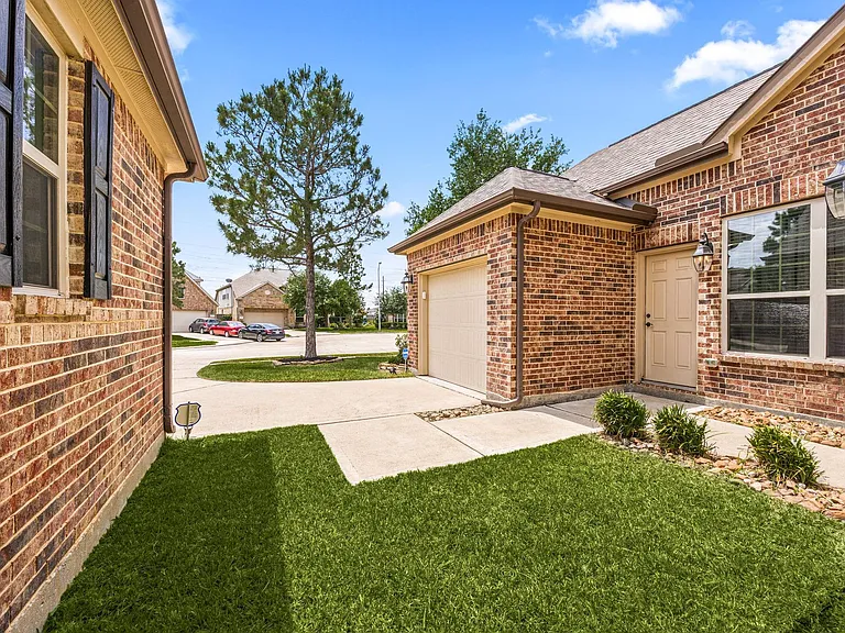9338 Taylor Cliff Ln — Photo 7