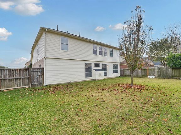 Another great view of the large back yard.