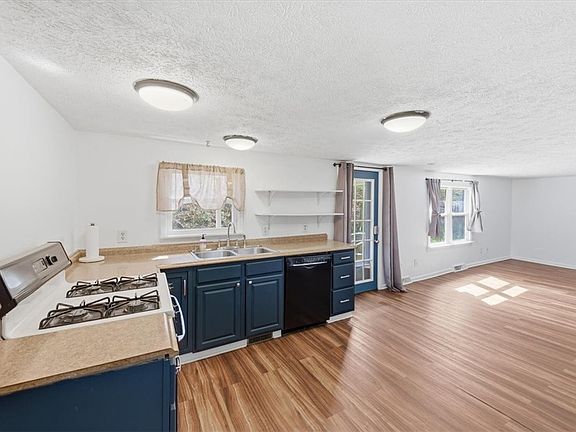 4th image of 1135 Locust Ave