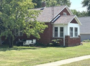 222 N Locust St, Greenville, IL 62246