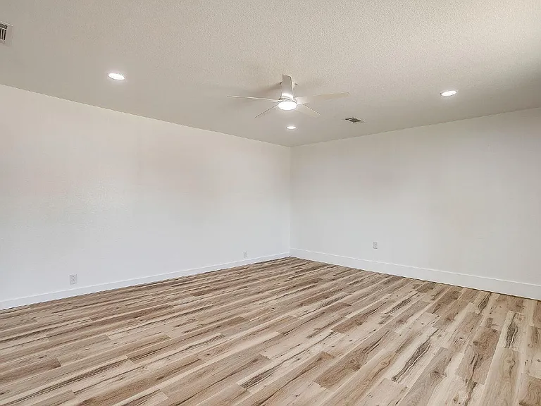 521 Mesquite Ave N — Photo 9