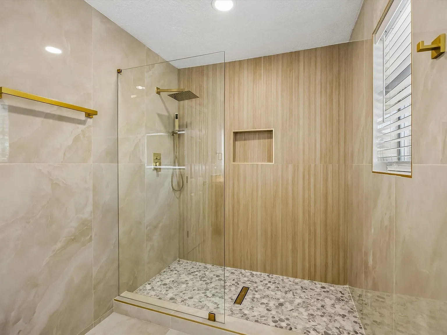5 bed, 2.0 bath, 1938 sqft, $2,300 — Photo 4