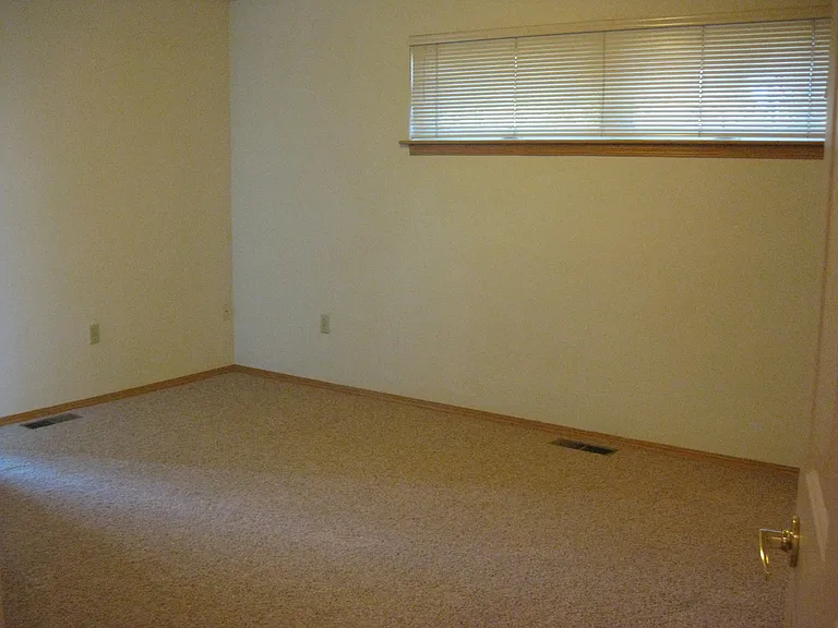245 SW Higgins Ave — Photo 8