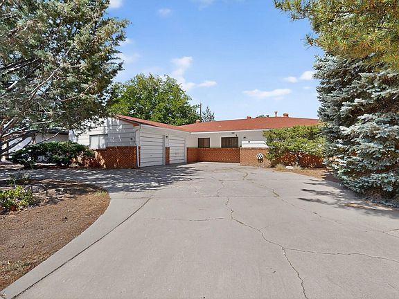 3rd image of 2825 Las Cruces St NE