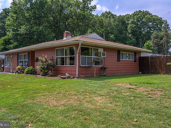 3rd image of 99 Chaucer Dr