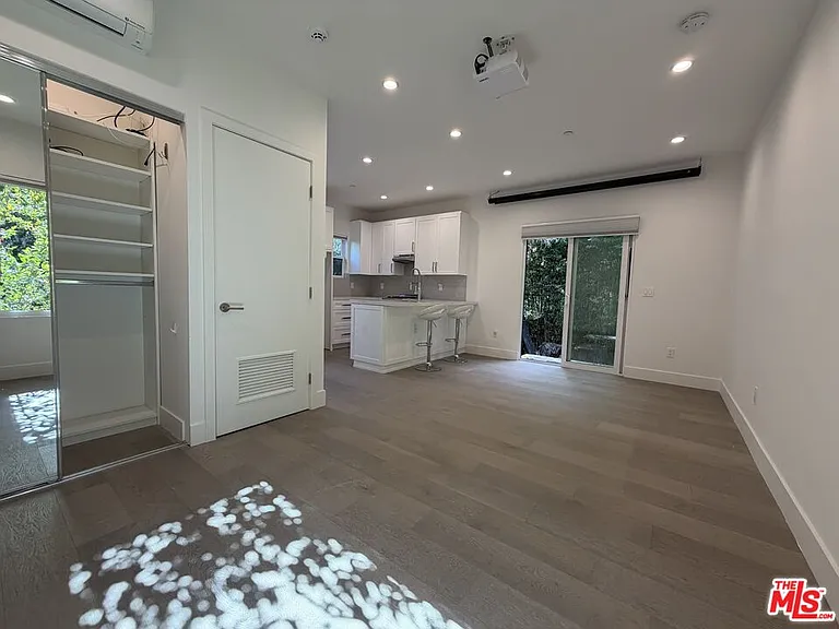 15122 Morrison St — Photo 46