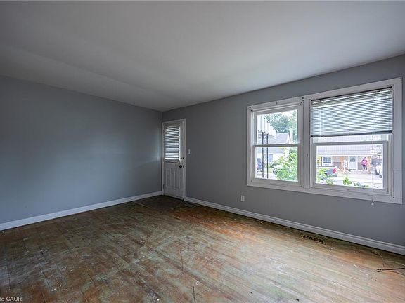 3rd image of 82 Salisbury Ave