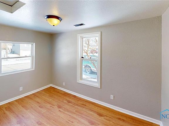 5th image of 305 Venice Dr