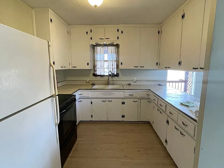 1421 E Adams St — Photo 4