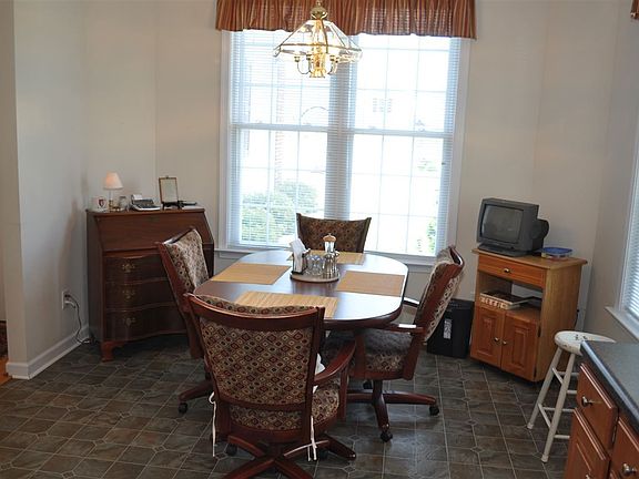 4th image of 360 Silver Oaks Dr