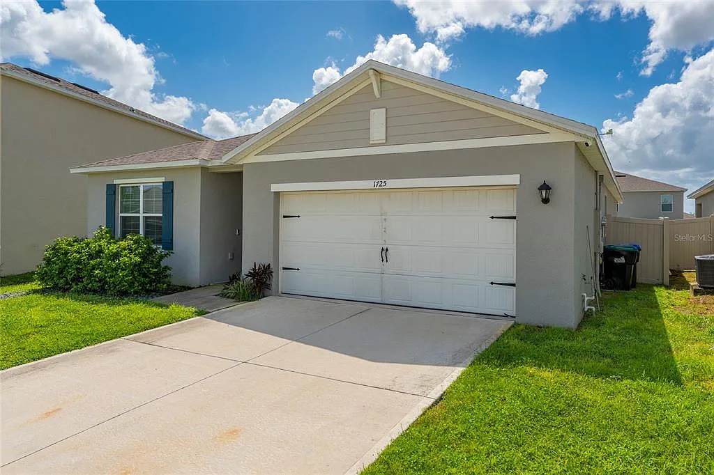 4 bed, 2.0 bath, 1828 sqft, $3,200 — Photo 4