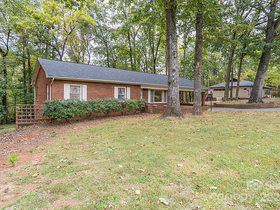 5th image of 305 Heritage Cir